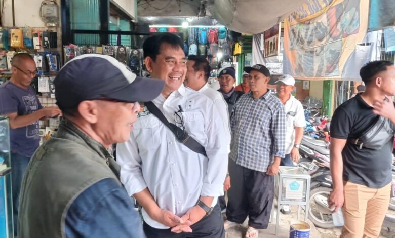 Shalahuddin dan Felix Sapa Pedagang di Pasar Pendopo: “Bagaimana Kabar Pian? Shalahuddin dan Felix Sapa Pedagang di Pasar Pendopo: “Bagaimana Kabar Pian?