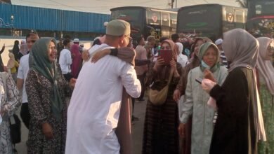 Kepulangan Jemaah Haji Kloter 5 Barito Utara Disambut Penuh Tangis Bahagia