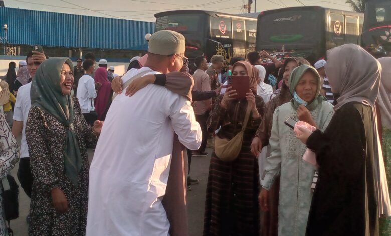 Kepulangan Jemaah Haji Kloter 5 Barito Utara Disambut Penuh Tangis Bahagia Kepulangan Jemaah Haji Kloter 5 Barito Utara Disambut Penuh Tangis Bahagia