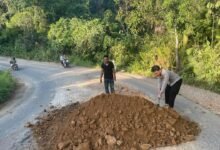 Polsek Kahut Perbaiki Jalan Rusak untuk Cegah Kecelakaan