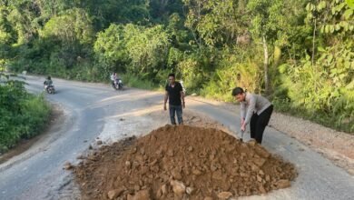 Polsek Kahut Perbaiki Jalan Rusak untuk Cegah Kecelakaan