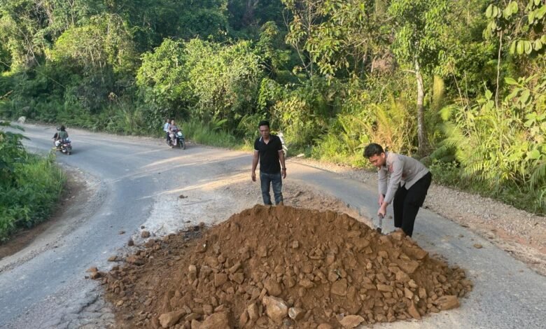 Polsek Kahut Perbaiki Jalan Rusak untuk Cegah Kecelakaan