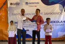 Jamkrindo Salurkan Ribuan Seragam dan Perangkat TIK untuk Dukung Pendidikan Berkualitas