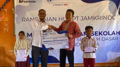 Jamkrindo Salurkan Ribuan Seragam dan Perangkat TIK untuk Dukung Pendidikan Berkualitas