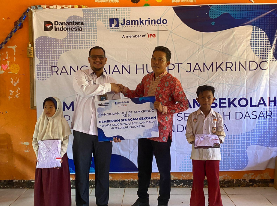Jamkrindo Salurkan Ribuan Seragam dan Perangkat TIK untuk Dukung Pendidikan Berkualitas Jamkrindo Salurkan Ribuan Seragam dan Perangkat TIK untuk Dukung Pendidikan Berkualitas
