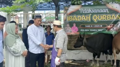 Polsek Teweh Tengah Sembelih 9 Hewan Kurban, 400 Kupon Dibagikan ke Warga
