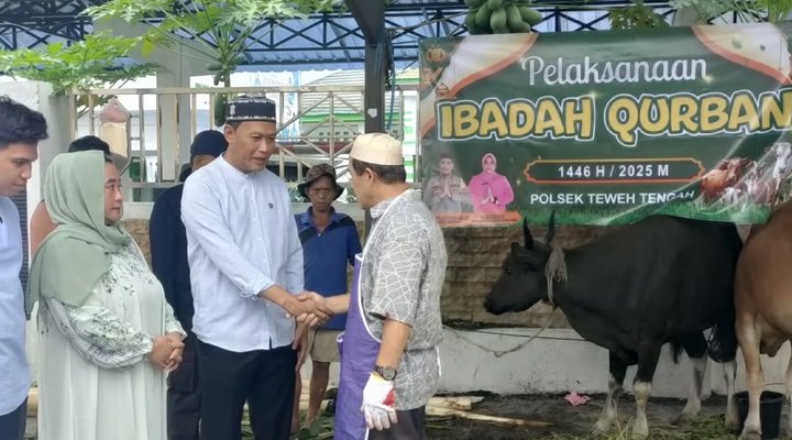 Polsek Teweh Tengah Sembelih 9 Hewan Kurban, 400 Kupon Dibagikan ke Warga Polsek Teweh Tengah Sembelih 9 Hewan Kurban, 400 Kupon Dibagikan ke Warga