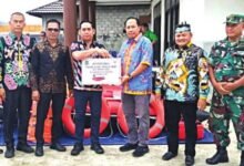 Ketua DPRD Kapuas Serahkan Bantuan Logistik dan Perahu ke 4 Kecamatan
