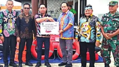 Ketua DPRD Kapuas Serahkan Bantuan Logistik dan Perahu ke 4 Kecamatan