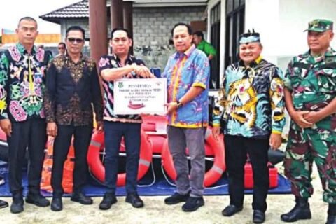 Ketua DPRD Kapuas Serahkan Bantuan Logistik dan Perahu ke 4 Kecamatan Ketua DPRD Kapuas Serahkan Bantuan Logistik dan Perahu ke 4 Kecamatan