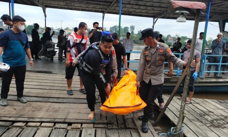 Warga Temukan Mayat Mengambang di Sungai Barito Lahei II Warga Temukan Mayat Mengambang di Sungai Barito Lahei II