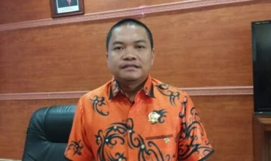 Listrik Tenaga Surya Terangi Desa Lawang Tamang, DPRD Kapuas Puji Gubernur Listrik Tenaga Surya Terangi Desa Lawang Tamang, DPRD Kapuas Puji Gubernur