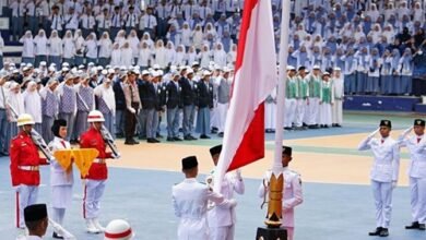 Empat Siswa Terbaik Tuntaskan Tugas Penurunan Bendera HUT RI