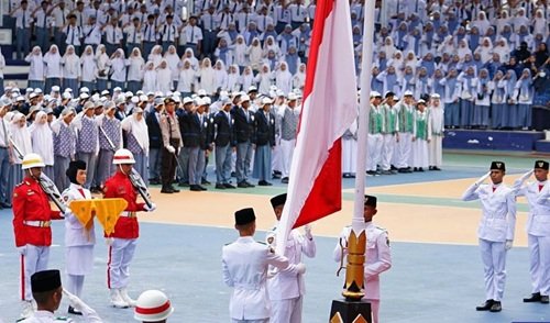 Empat Siswa Terbaik Tuntaskan Tugas Penurunan Bendera HUT RI Empat Siswa Terbaik Tuntaskan Tugas Penurunan Bendera HUT RI