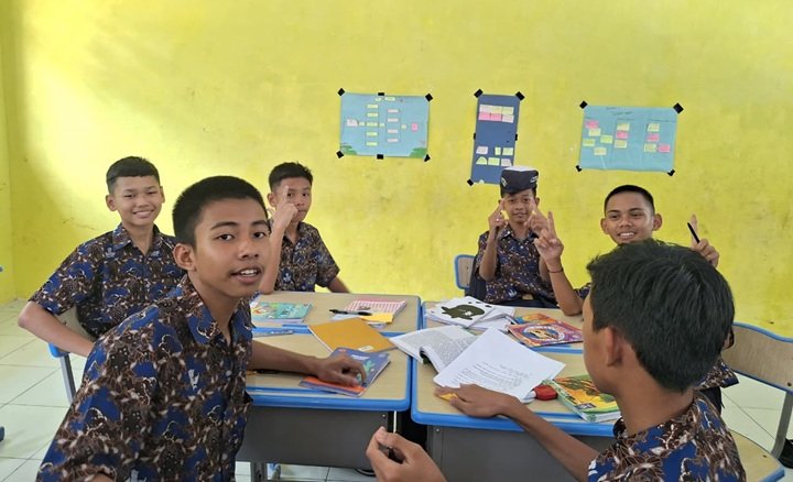 Siswa SMP Negeri 9 Muara Teweh terlihat antusias mengikuti kegiatan pembelajaran berbasis masalah (Problem Based Learning) dalam penerapan Strategi IMPIAN. Pendekatan ini mendorong mereka untuk berpikir kritis, bekerja sama, dan aktif berdiskusi dalam suasana kelas yang menyenangkan.