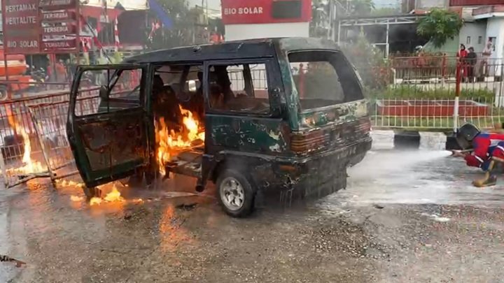 Kebakaran Mobil Pelansir Usai Isi BBM di SPBU Pramuka Kebakaran Mobil Pelansir Usai Isi BBM di SPBU Pramuka