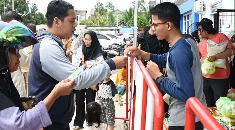 Masyarakat Barito Utara Dapatkan Paket Sembako Terjangkau di Pasar Murah