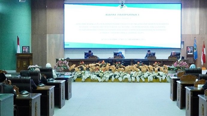 Pj Bupati Barito Utara Serahkan Pidato Pengantar Raperda Perubahan APBD 2025