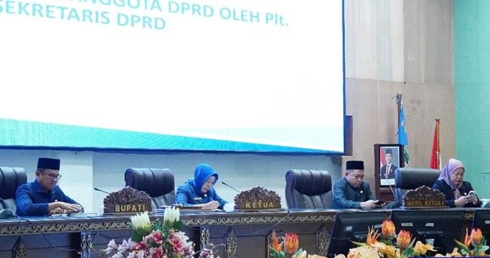 Pj Bupati Barito Utara Terima Pemandangan Umum Fraksi-Fraksi DPRD