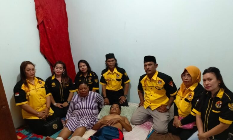 Laskar Muda Tabuan Kuning Beri Bantuan Sembako untuk Warga yang Sakit