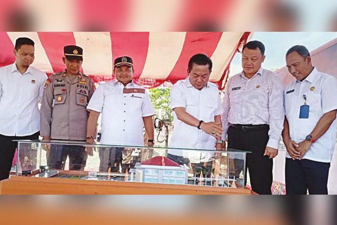 Ketua DPRD Kapuas Dukung Pembangunan MPP dalam Pemasangan Tiang Pancang Ketua DPRD Kapuas Dukung Pembangunan MPP dalam Pemasangan Tiang Pancang