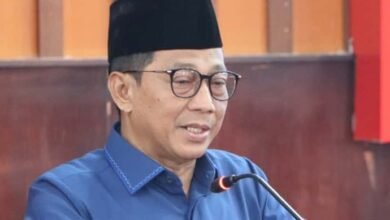 Heriyus Teken Keputusan DPRD dan Persetujuan Bersama Raperda APBD Perubahan 2025 di Paripurna ke-4