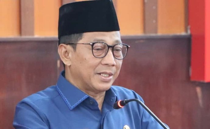 Heriyus Teken Keputusan DPRD dan Persetujuan Bersama Raperda APBD Perubahan 2025 di Paripurna ke-4