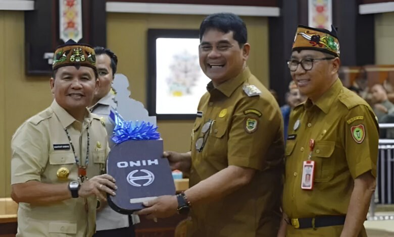 Kalteng Serahkan Hibah Alat Berat Pengelolaan Sampah Modern ke Barito Utara Kalteng Serahkan Hibah Alat Berat Pengelolaan Sampah Modern ke Barito Utara