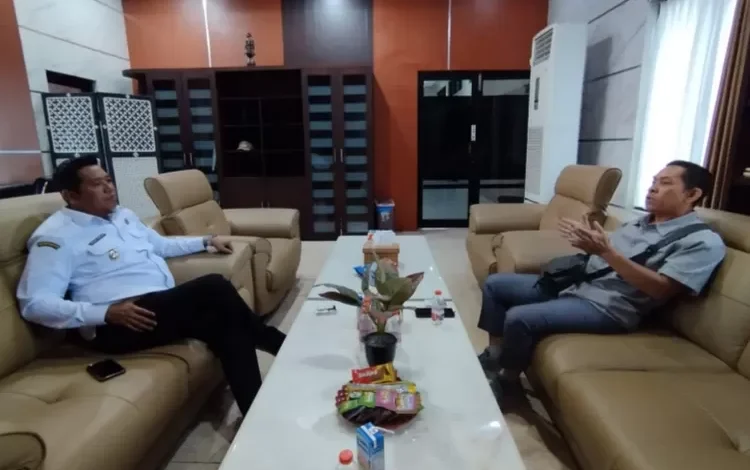 Wabup Felix Tekankan Peran Krusial Pers, Sambut Silaturahmi Calon Ketua PWI Barito Utara H. Deni Hariadi Wabup Felix Tekankan Peran Krusial Pers, Sambut Silaturahmi Calon Ketua PWI Barito Utara H. Deni Hariadi