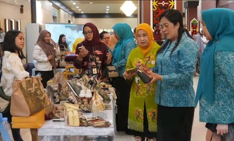 Ketua TP PKK Barito Utara Ambil Peran dalam Kunjungan Tri Tito Karnavian di Kalteng untuk Pemberdayaan UMKM Ketua TP PKK Barito Utara Ambil Peran dalam Kunjungan Tri Tito Karnavian di Kalteng untuk Pemberdayaan UMKM