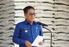 3.975 KPM Terima Bantuan Pangan Beras 79,5 Ton, Heriyus Tekankan Pengendalian Inflasi Daerah