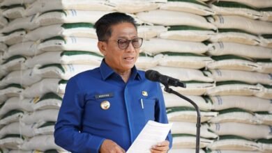 3.975 KPM Terima Bantuan Pangan Beras 79,5 Ton, Heriyus Tekankan Pengendalian Inflasi Daerah