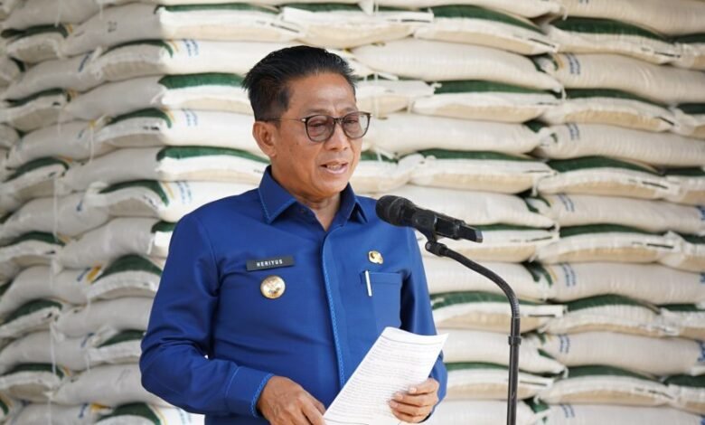 3.975 KPM Terima Bantuan Pangan Beras 79,5 Ton, Heriyus Tekankan Pengendalian Inflasi Daerah 3.975 KPM Terima Bantuan Pangan Beras 79,5 Ton, Heriyus Tekankan Pengendalian Inflasi Daerah