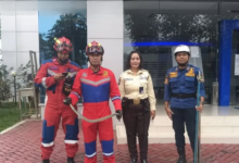 Petugas Damkarmat Barito Utara Evakuasi Ular di Halaman Kantor BRI Muara Teweh