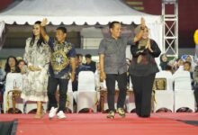 Stadion Willy M. Yoseph Pecah! Charly Van Houten dan Mr. Jono Joni Meriahkan HUT Murung Raya