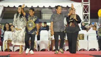 Stadion Willy M. Yoseph Pecah! Charly Van Houten dan Mr. Jono Joni Meriahkan HUT Murung Raya