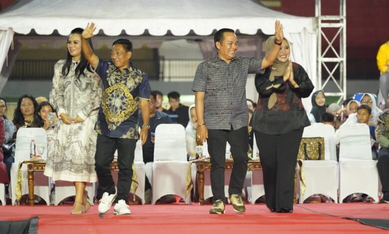 Stadion Willy M. Yoseph Pecah! Charly Van Houten dan Mr. Jono Joni Meriahkan HUT Murung Raya Stadion Willy M. Yoseph Pecah! Charly Van Houten dan Mr. Jono Joni Meriahkan HUT Murung Raya