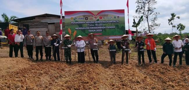 Dukung Swasembada Pangan, Polres Barito Utara Ajak Petani Tanam Jagung Serentak