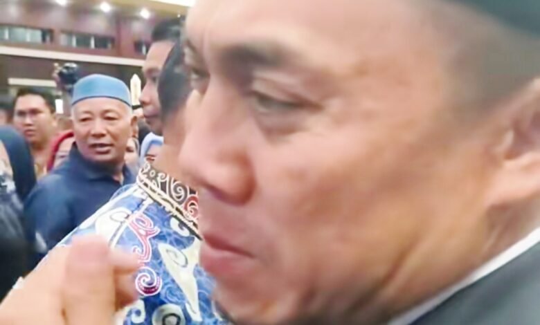Momen Haru Anggota Dewan Menangis Saksikan Pelantikan Shalahuddin-Felix Momen Haru Anggota Dewan Menangis Saksikan Pelantikan Shalahuddin-Felix