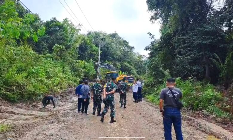Terjebak di Simpang Jamut, Shalahuddin Janji Aspal Jalan Terjebak di Simpang Jamut, Shalahuddin Janji Aspal Jalan