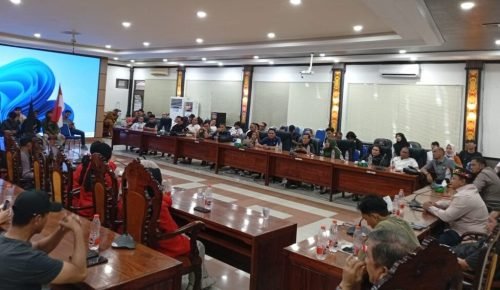 DPRD Kapuas Siap Kawal Aspirasi Mahasiswa dan Masyarakat Terkait Isu Politik dan Pembangunan DPRD Kapuas Siap Kawal Aspirasi Mahasiswa dan Masyarakat Terkait Isu Politik dan Pembangunan