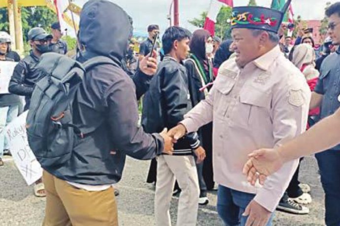 Ketua DPRD Kapuas Temui Mahasiswa: Aspirasi Akan Diteruskan ke Pusat Ketua DPRD Kapuas Temui Mahasiswa: Aspirasi Akan Diteruskan ke Pusat