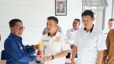 Heriyus Serahkan Herbisida ke 161 Kelompok Tani di 10 Kecamatan