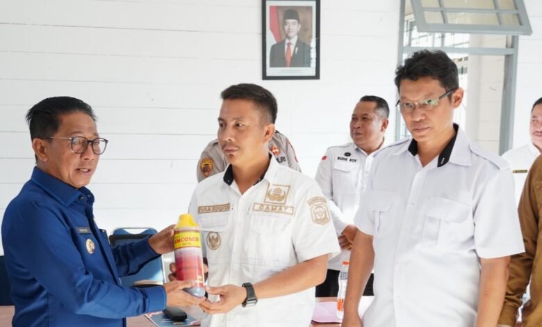 Heriyus Serahkan Herbisida ke 161 Kelompok Tani di 10 Kecamatan Heriyus Serahkan Herbisida ke 161 Kelompok Tani di 10 Kecamatan