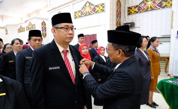 Bupati Heriyus Sematkan Satyalancana kepada 284 PNS Mura Bupati Heriyus Sematkan Satyalancana kepada 284 PNS Mura