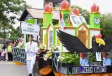 39 Rombongan Meriahkan Pawai Ta’aruf MTQH Kalteng ke-33 di Barito Utara 39 Rombongan Meriahkan Pawai Ta’aruf MTQH Kalteng ke-33 di Barito Utara