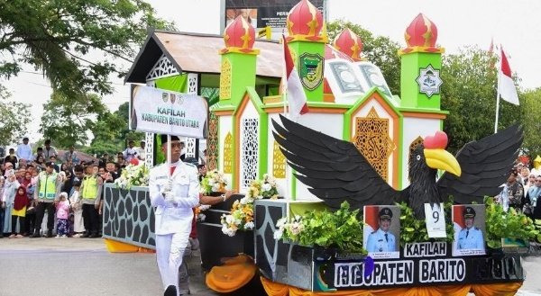 39 Rombongan Meriahkan Pawai Ta’aruf MTQH Kalteng ke-33 di Barito Utara