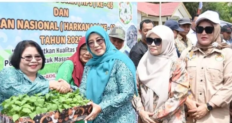 Shalahuddin Serahkan Bantuan Program 100 Hari Kerja ke Kelompok Nelayan dan Tani Shalahuddin Serahkan Bantuan Program 100 Hari Kerja ke Kelompok Nelayan dan Tani
