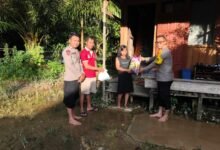 Polsek Rungan Salurkan Bantuan Sosial untuk Warga Terdampak Banjir di Desa Jangkit Polsek Rungan Salurkan Bantuan Sosial untuk Warga Terdampak Banjir di Desa Jangkit