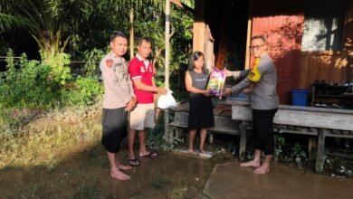 Polsek Rungan Salurkan Bantuan Sosial untuk Warga Terdampak Banjir di Desa Jangkit